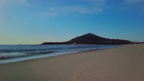 Ocean beach with green mountain background. Beautiful travel nature seascape Stock-Footage 152784115