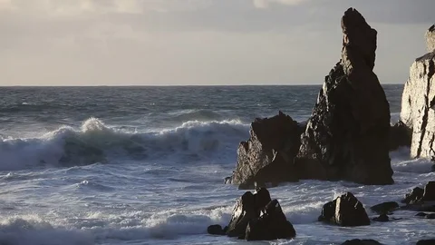 Ocean big waves crashing rocky coastline Vidéo 77465522