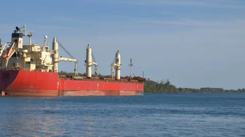 Ocean Bound Ship Passes on River Vidéo 95172516