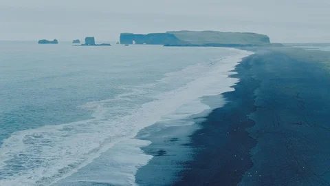 Ocean breakers on black sand beach Vídeos de archivo 122819796