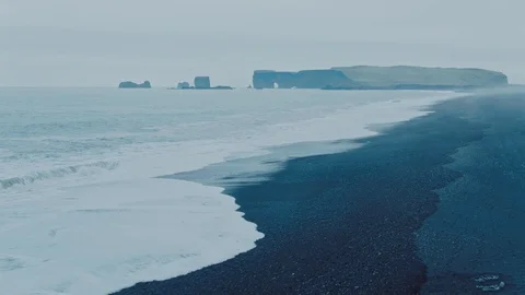 Ocean breakers on black sand beach Vídeos de archivo 122819958