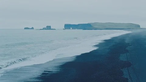 Ocean breakers on black sand beach Vídeos de archivo 122820048