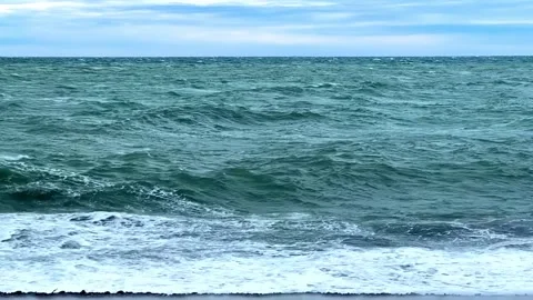 The ocean is calm and the sky is cloudy Vidéo 274260875