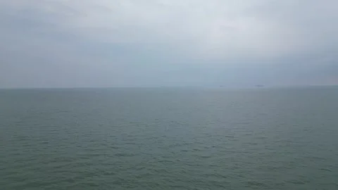 The ocean is calm and the sky is cloudy 動画素材 325824139