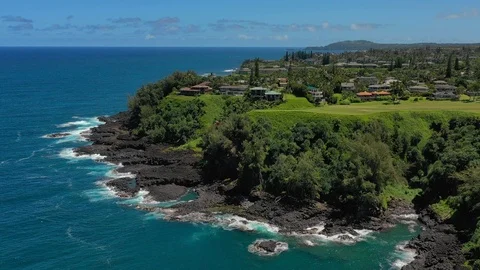 Ocean cliffs and hillside homes above Princeville shoreline Stockbeeldmateriaal 96046616