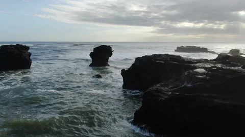 Ocean cliffs cloudy sun Vidéo 303639025