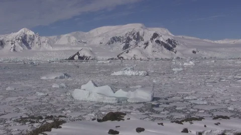 Ocean covered with ice and icebergs along the Antarctic Peninsula Video stock 99507757