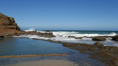 Ocean crashing on rocks Stockbeeldmateriaal 104406495