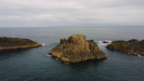 Ocean fly over, Circling the islands in the middle of the ocean Video stock 211802428