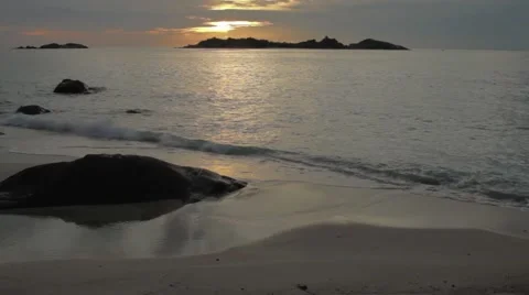Ocean hitting the beach in Redang Vidéo 40302426