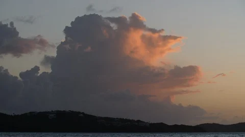 Ocean Island at Sunset in the Caribbean, Clouds in a Pink and Orange Sky Vídeo Stock 102393863