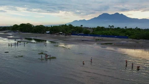 Ocean low tide on a tropical sunset island 库存影片 243766205