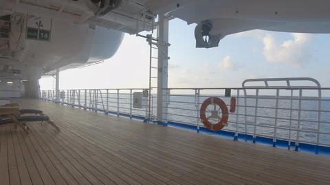 Ocean passes by empty cruise ship deck Vídeo Stock 107695368