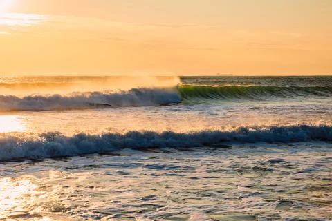 Ocean perfect waves at sunset. Waves and wind with sunset light Foto stock