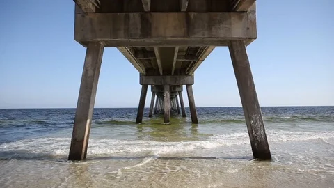 Ocean Pier on the Beach Видео 108594975