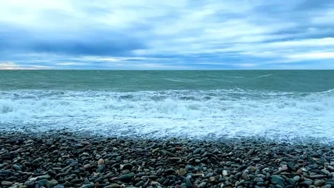 The ocean is rough and the waves are crashing against the rocks 스톡 동영상 279057341