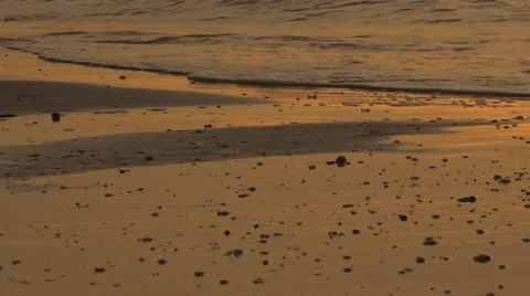 Ocean rushing up on shore in sunset Vídeos de archivo 45480671