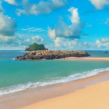 Ocean, sandy beach and blue sky Stock-Fotos