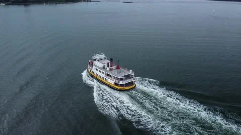 Ocean ship chase scene Stockbeeldmateriaal 161290411