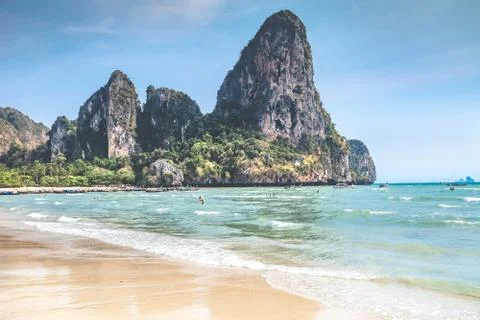 Ocean shore, beach next to cliffs. Thailand. Foto stock