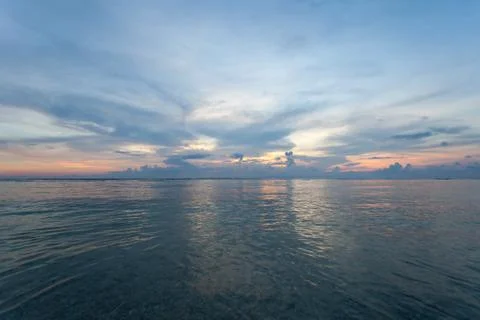 Ocean shore during sunset with cloudy sky Foto stock