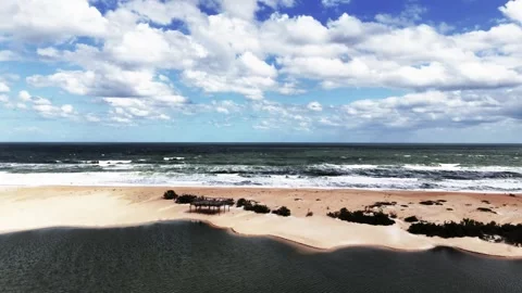 Ocean side beach shot descending Vídeo Stock 254829050