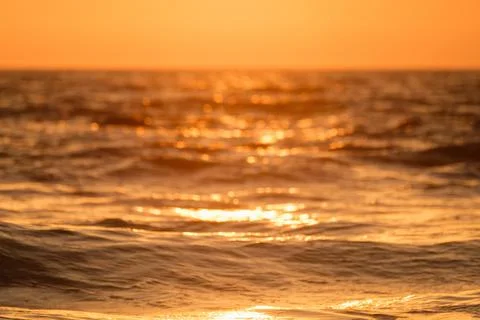 Ocean on sunset backlit with sun defocused blurred background Foto stock