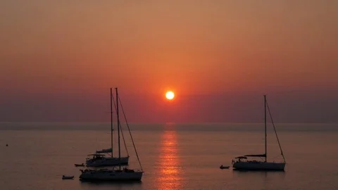 Ocean sunset with boats  Vídeos de archivo 79028171