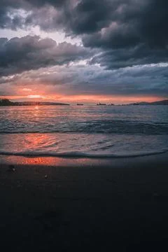 Ocean sunset with dark clouds Foto stock