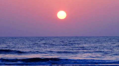 Ocean sunset pink sky yellow sun over the ocean, slow waves Vidéo 34290604