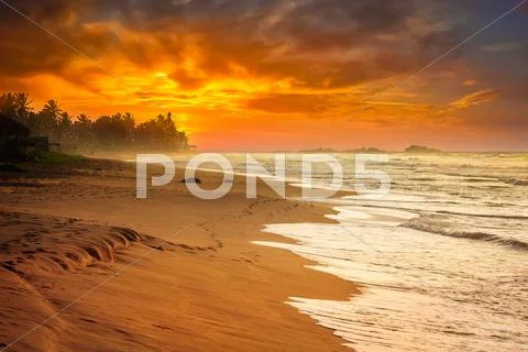 Ocean sunset at sea beach Stock-Fotos