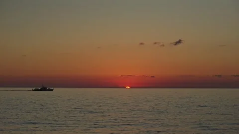 Ocean Sunset Serenity With Distant Boat, Golden Hour Horizon Vidéo 334917487