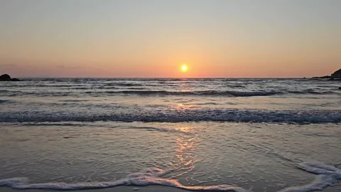 Ocean Sunset Waves Rolling onto Beach with Golden Reflection, 4K Vídeos de archivo 330166464