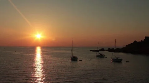 Ocean sunset yachts HD Vídeos de archivo 79037002