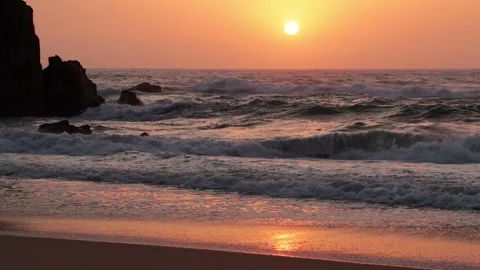 Ocean Surf and Sunset. Slow Motion 動画素材 106463376