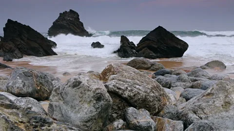 Ocean Surf on the Black Rocks Vidéo 106458707