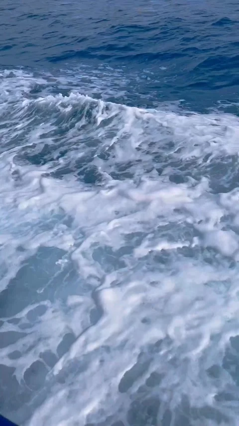 Ocean surface shot: camera plunges underwater, simulating a drowning experience. 스톡 동영상 332710151