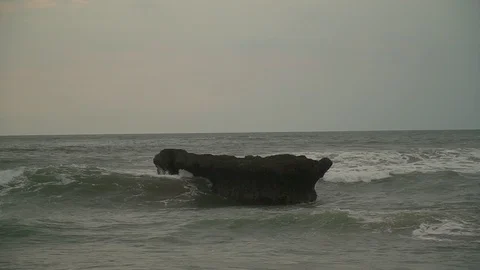 Ocean view and waves breaking on stones and rocks 库存影片 126973339