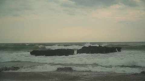 Ocean view and waves breaking on stones and rocks 库存影片 126974157