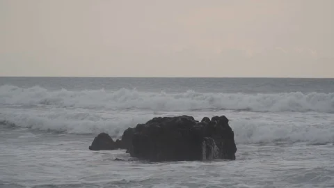 Ocean view and waves breaking on stones and rocks 库存影片 126976145