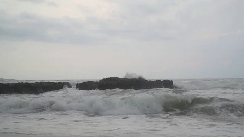 Ocean view and waves breaking on stones and rocks 库存影片 126976364