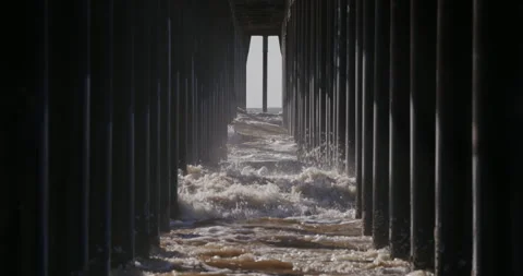 Ocean View from Beneath Pismo Beach Pier with Waves Crashing Through Wooden.. Vidéo 337986942