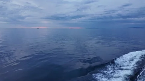 Ocean View From Moving Boat at Sunset with Cloudy Sky 库存影片 336190817