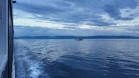Ocean View From Moving Boat at Sunset with Cloudy Sky 動画素材 336262640