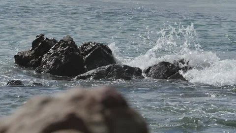Ocean water break on low tide rocks. 스톡 동영상 145682989