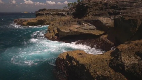 Ocean water breaks on rocks on bright sunny day Stock-Footage 108793799