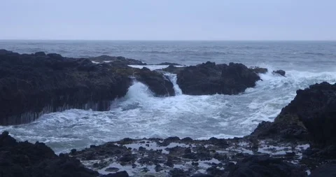 Ocean water wave at Cape Perpetua, Oregon Coast. waves hitting the rocks. Video stock 282911675