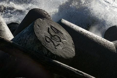 Ocean Wave Breaking on Man Made Reef Foto stock