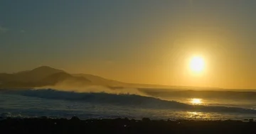 An Ocean wave breaks in a sunset in slow motion. Vídeo Stock 86137464