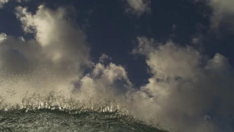 Ocean Wave Exploding Into White Spray Beneath Towering Clouds Vídeos de archivo 344383698